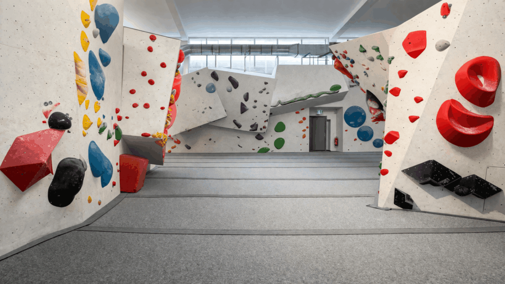 Professionelle Kletterwand Montage in moderner Boulderhalle mit sicherer Installation